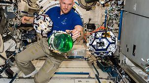 An Bord der ISS führt Alexander Gerst Experimente durch.