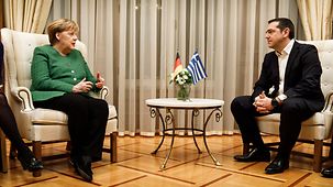 Bundeskanzlerin Angela Merkel im Gespräch mit Alexis Tsipras, Griechenlands Ministerpräsident.