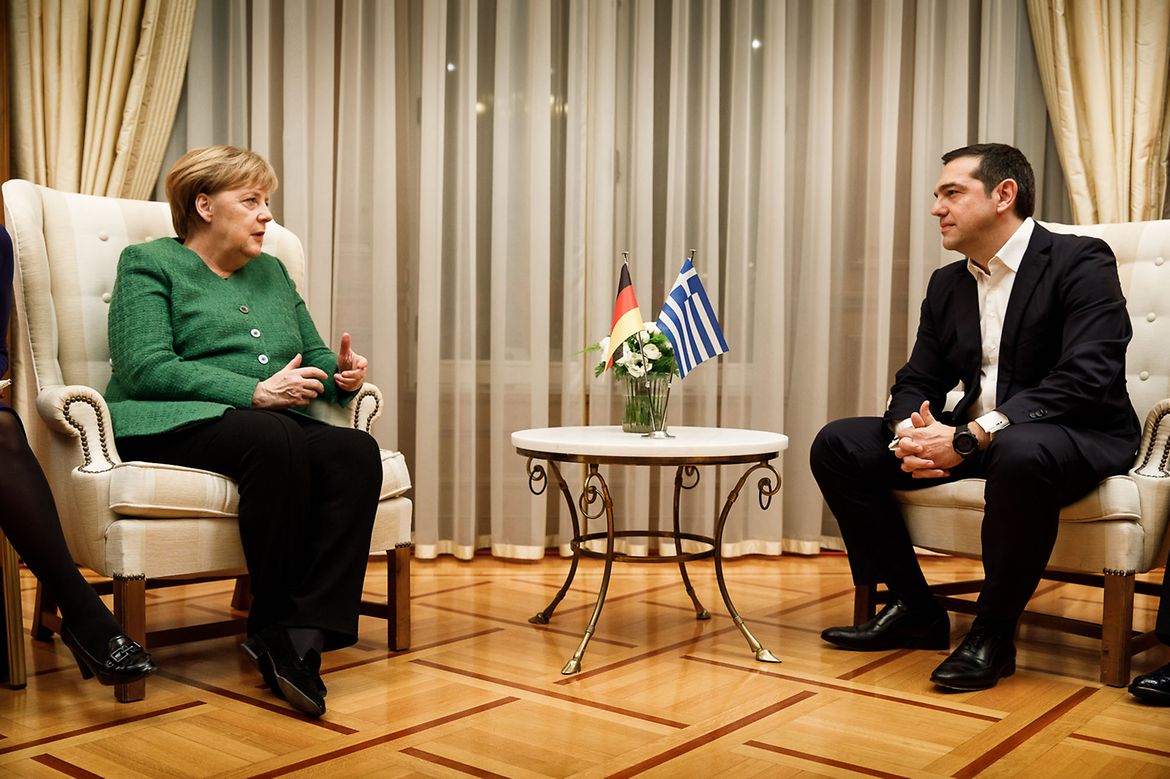 Bundeskanzlerin Angela Merkel im Gespräch mit Alexis Tsipras, Griechenlands Ministerpräsident.