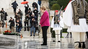 Stilles Gedenken von Bundeskanzlerin Angela Merkel am Grabmal des unbekannten Soldaten.