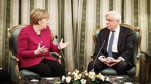 Bundeskanzlerin Angela Merkel im Gespräch mit Prokopis Pavlopoulos, Griechenlands Staatspräsident.
