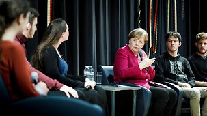 La chancelière fédérale Angela Merkel en discussion avec des élèves