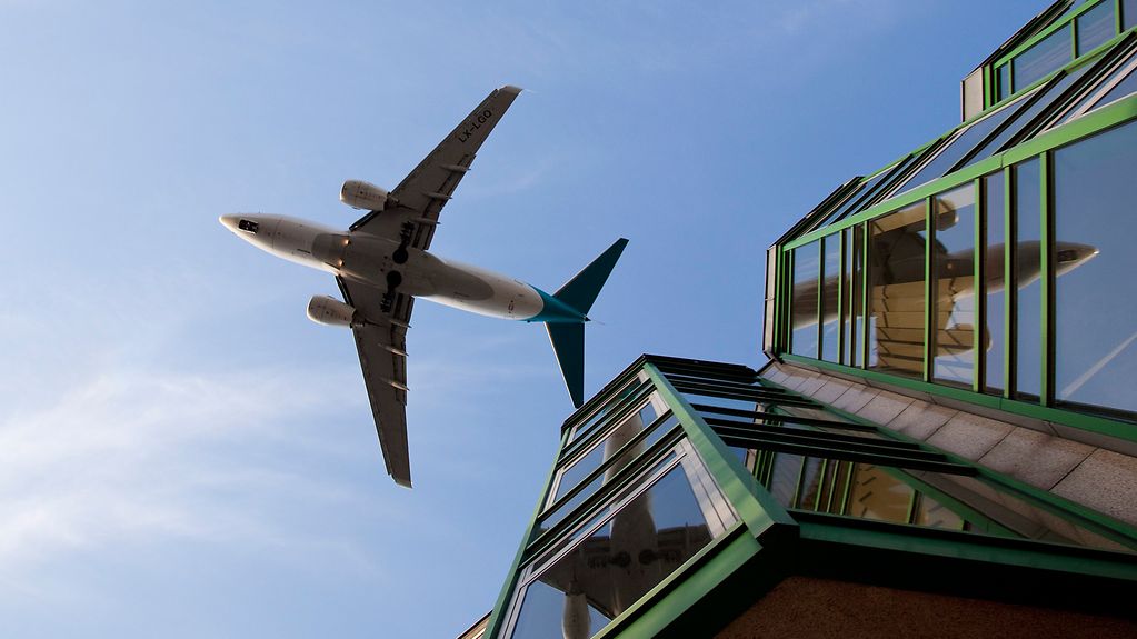 Ein Flugzeug fliegt über ein Wohnhaus in Berlin-Tegel