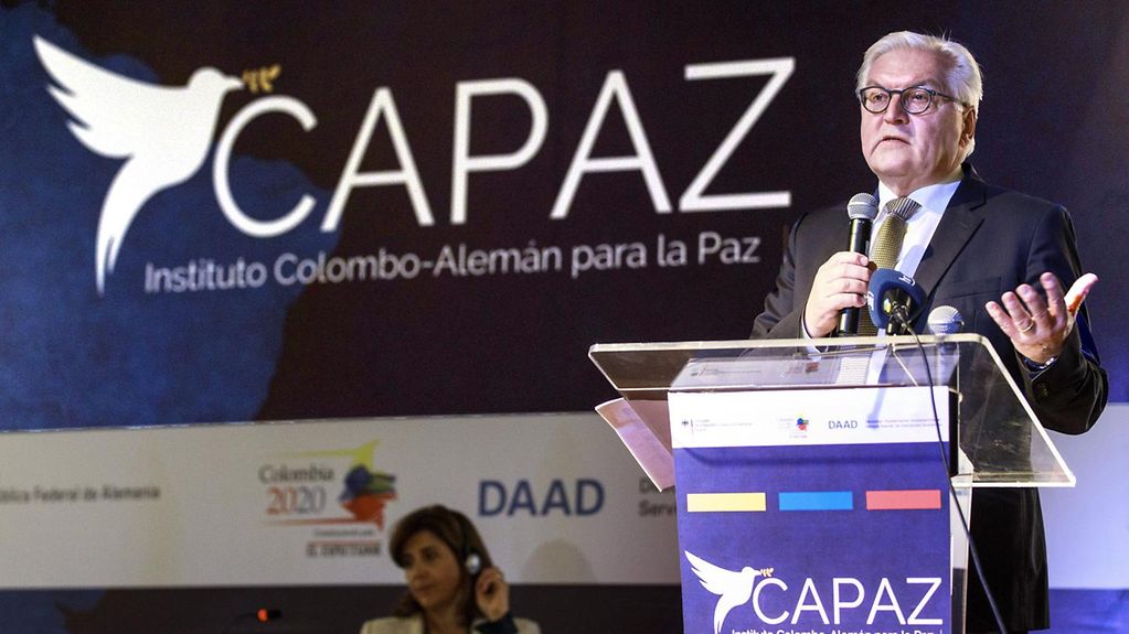 Außenminister Steinmeier eröffnet das Deutsch-Kolumbianische Friedensinstitut CAPAZ in Bogota.