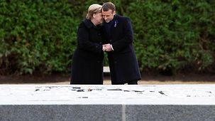 10. November 2018: Bundeskanzlerin Merkel und Staatspräsident Macron erinnern in einer Zeremonie an das Ende des Ersten Weltkrieges vor 100 Jahren an einer gemeinsamen Gedenkplatte auf einer Waldlichtung bei Rethondes.
