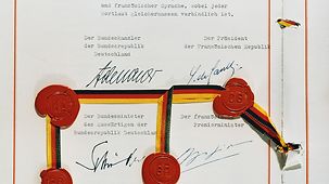 Urfassung des "Vertrages über die deutsch-französische Zusammenarbeit" (Élysée-Vertrag) mit den Unterschriften von Bundeskanzler Konrad Adenauer und Präsident Charles de Gaulle