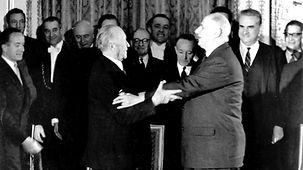 18 Jahre nach Ende des Zweiten Weltkrieges treffen sich Bundeskanzler Adenauer (l.) und Präsident de Gaulle zur Vertragsunterzeichnung im Élysée-Palast.