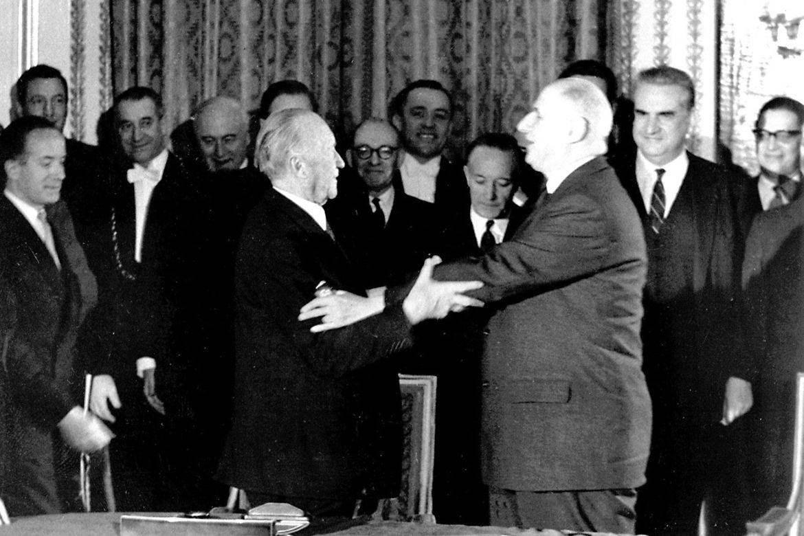 18 Jahre nach Ende des Zweiten Weltkrieges treffen sich Bundeskanzler Adenauer (l.) und Präsident de Gaulle zur Vertragsunterzeichnung im Élysée-Palast.