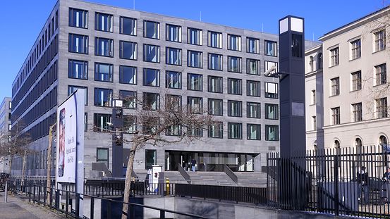 Gebäudeansicht des Bundesministeriums für Digitales und Verkehr in Berlin