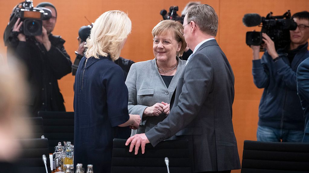 Bundeskanzlerin Angela Merkel im Gespräch mit Manuela Schwesig, Mecklenburg-Vorpommerns Ministerpräsidentin, und Bodo Ramelow, Thüringens Ministerpräsident.