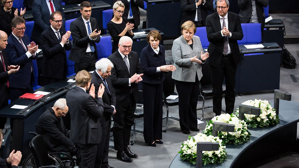 At the ceremony in the German Bundestag to pay tribute to the victims of National Socialism, there is applause for Saul Friedländer, the main speaker.