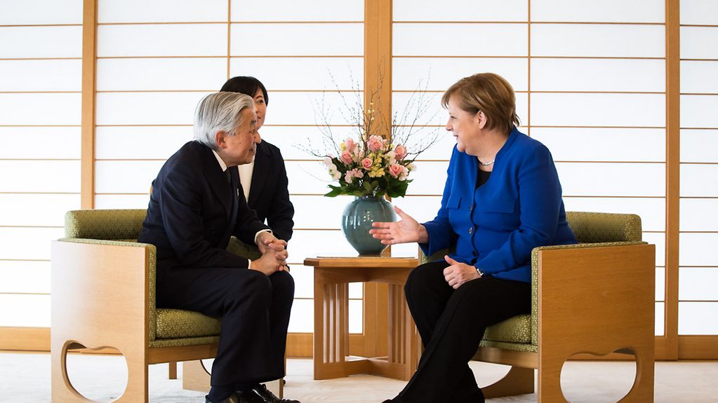 Kanzlerin Merkel mit Kaiser Akihito im Gespräch. 