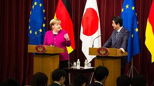 Bundeskanzlerin Angela Merkel und der japanische Ministerpräsident Shinzo Abe bei einer gemeinsamen Pressekonferenz.