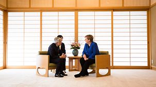 Bundeskanzlerin Angela Merkel im Gespräch mit Kaiser Akihito.
