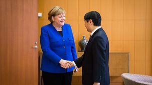 Bundeskanzlerin Angela Merkel mit Kronprinz Naruhito. 