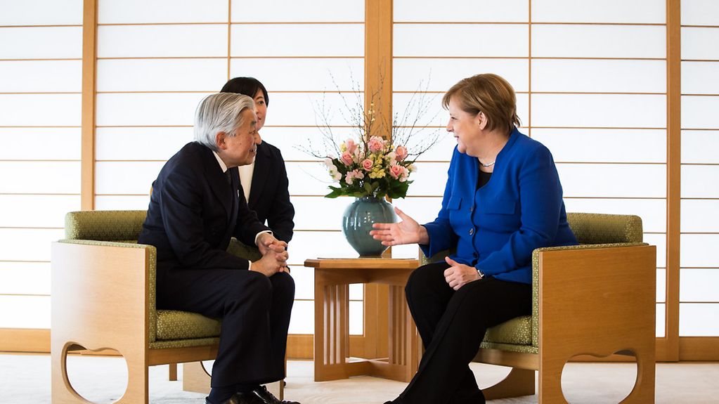 La chancelière fédérale Angela Merkel en discussion avec l’empereur Akihito