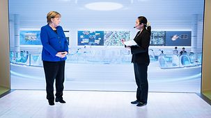 La chancelière fédérale Angela Merkel lors d'une visite dans un laboratoire d'intelligence artificielle