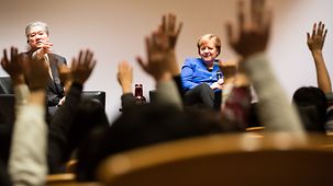 La chancelière fédérale Angela Merkel en conversation avec des étudiants de l'Université Keiō