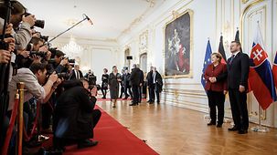 Merkel und Pellegrini bei der Begrüßung vor der Presse.