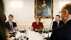 Bundeskanzlerin Merkel beim Mittagessen mit den Regierungschefs.