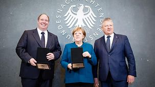 Gruppenfoto mit Bundeskanzlerin Merkel (m.), Kanzleramtsminister Braun (l.) und BND-Chef Kahl.