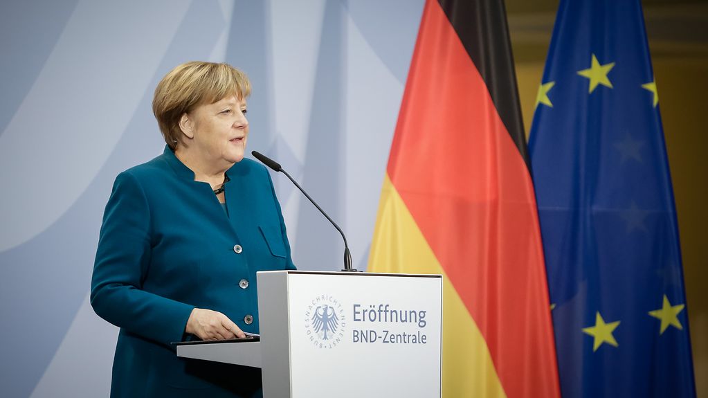 Kanzlerin Merkel an einem Rednerpult vom Bundesnachrichtendienst