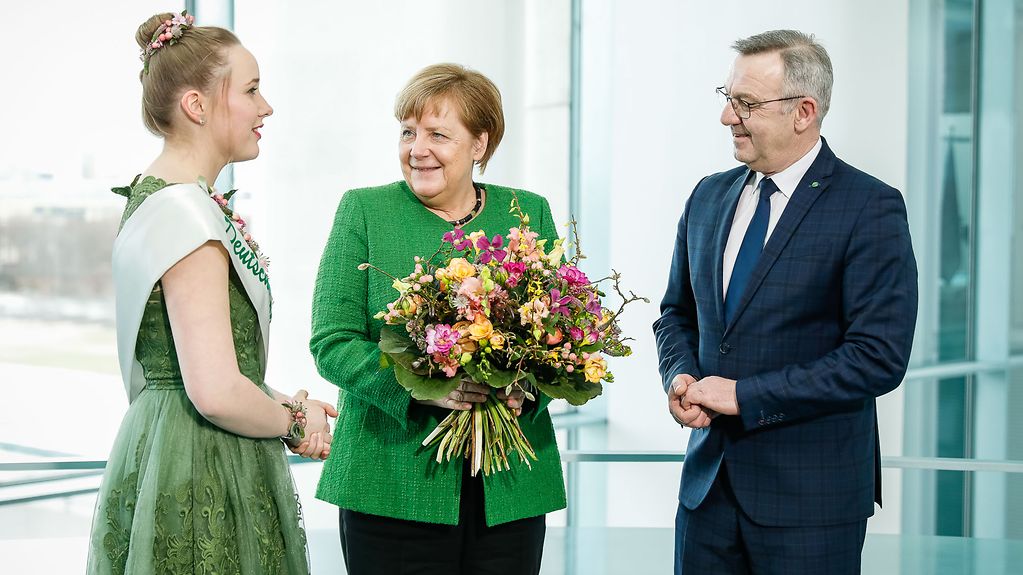 Kanzlerin Merkel erhält vom Gartenbauverband einen Blumenstrauß