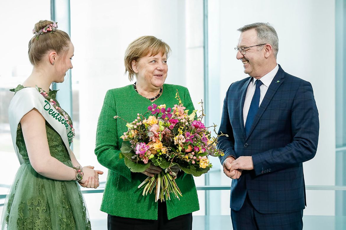 Bundeskanzlerin Angela Merkel bekommt von Jürgen Mertz und Lea Ehlers, Deutsche Blumenfee 2018/2019, einen Blumengruß zum Valentinstag.