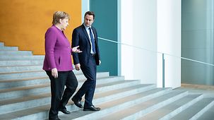 Bundeskanzlerin Angela Merkel im Gespräch mit Luxemburgs Staats- und Premierminister Xavier Bettel.