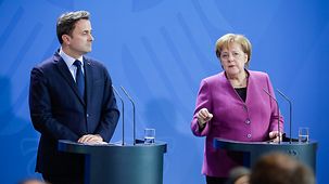 Bundeskanzlerin Angela Merkel im Gespräch mit Luxemburgs Staats- und Premierminister Xavier Bettel.