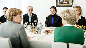 Bundeskanzlerin Angela Merkel mit Staatsministerin Monika Grütters, Beauftragte der Bundesregierung für Kultur und Medien, Berlinale-Direktor Dieter Kosslick und Berlinale-Jury-Mitgliedern.