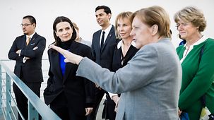 Bundeskanzlerin Angela Merkel im Gespräch mit den Jurymitgliedern der Berlinale.