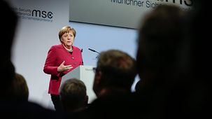 Bundeskanzlerin Angela Merkel spricht bei der 55. Münchener Sicherheitskonferenz.