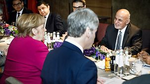 Bundeskanzlerin Angela Merkel bei der 55. Münchener Sicherheitskonferenz im Gespräch mit Aschraf Ghani, Afghanistans Präsident.