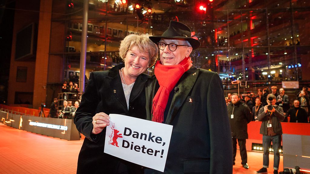 Kulturstaatsministerin Grütters mit Dieter Kosslick auf dem Roten Teppich.