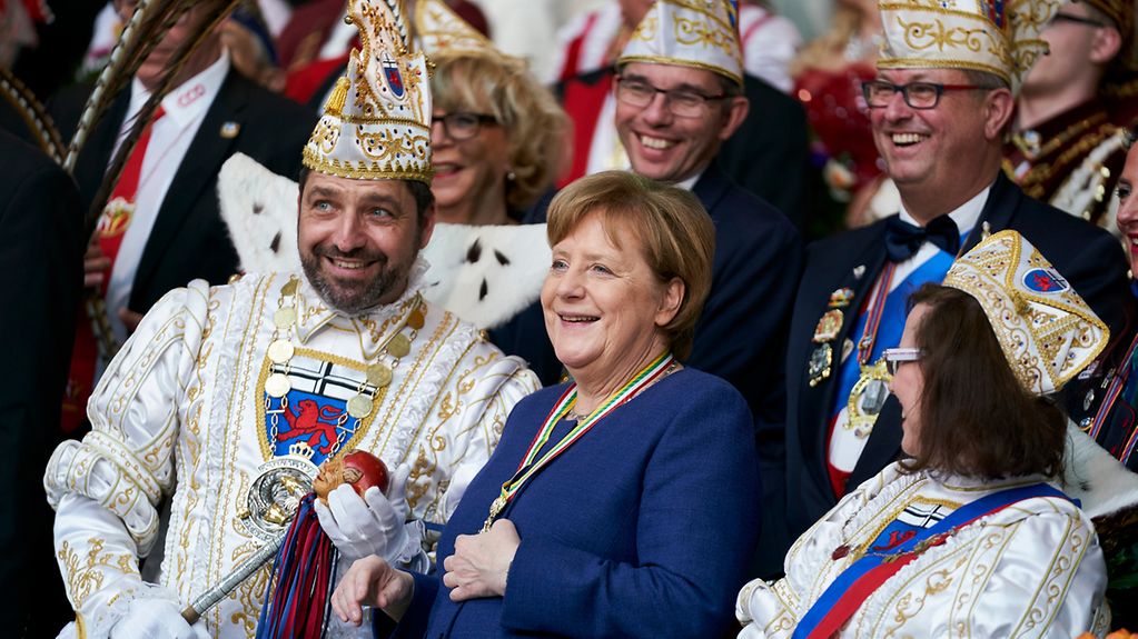Merkel mit Karnevalisten