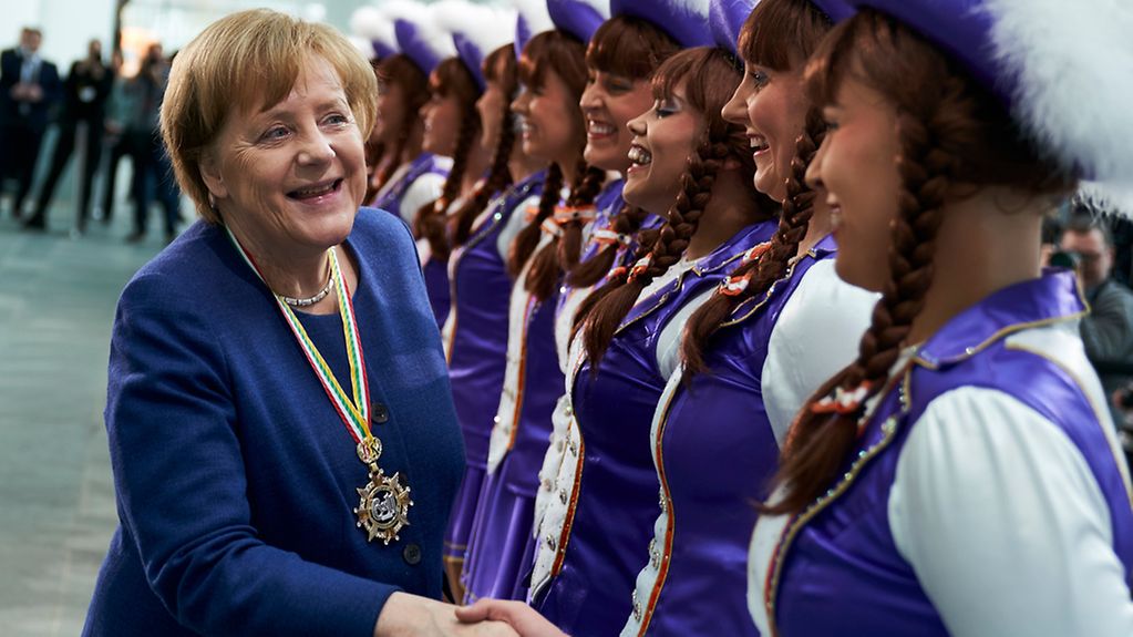 Merkel mit Karnevalisten