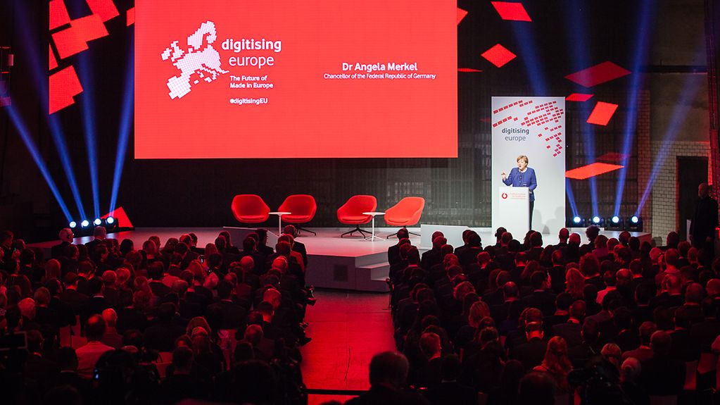 La chancelière fédérale Angela Merkel dans son discours lors du sommet sur la numérisation européenne Digitising Europe à Berlin. 