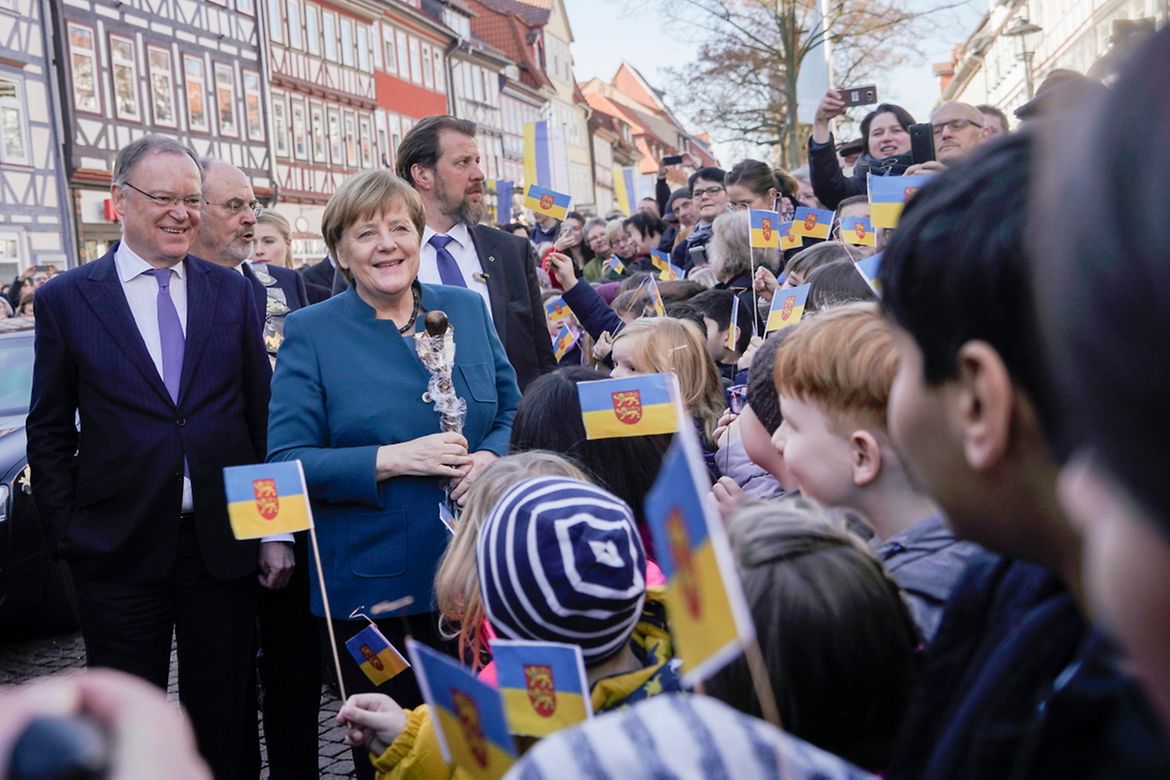Bundeskanzlerin Angela Merkel trägt sich beim Besuch des Unternehmens Ottobock in das Goldene Buch der Stadt ein.