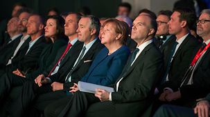 Bundeskanzlerin Angela Merkel verfolgt eine Rede auf dem Digitising Europe Summit.