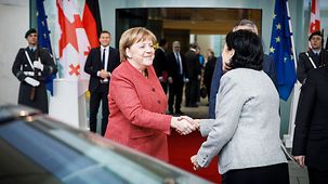 Bundeskanzlerin Angela Merkel begrüßt Salome Surabischwili, Georgiens Präsidentin.