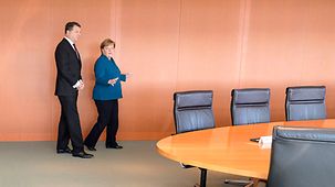 Bundeskanzlerin Angela Merkel mit Raimonds Vejonis, Lettlands Präsident, im Kabinettssaal.