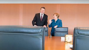 Bundeskanzlerin Angela Merkel im Gespräch mit Raimonds Vejonis, Lettlands Präsident.