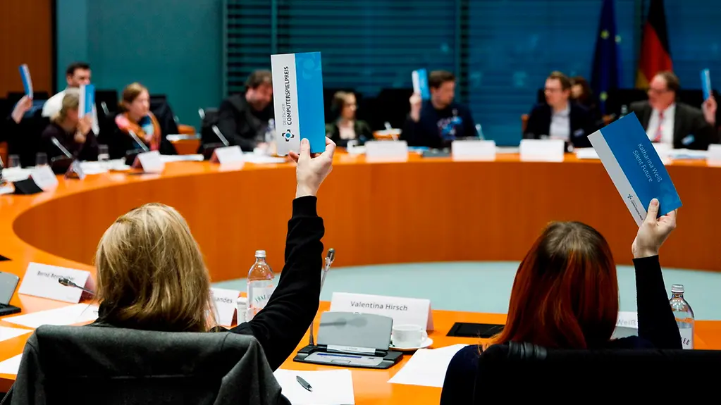 Die Hauptjury für den Deutschen Computerspielpreis 2019 bei einer Abstimmung.