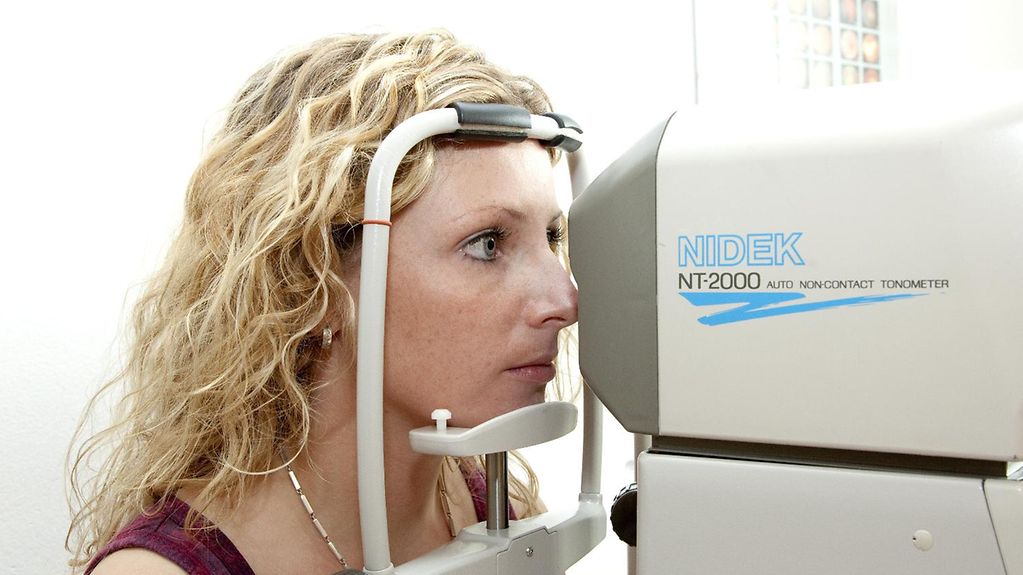 Patientin bei Messung des Augeninnendrucks mit einem Tonometer zur Kontrolle des Grünen Star.