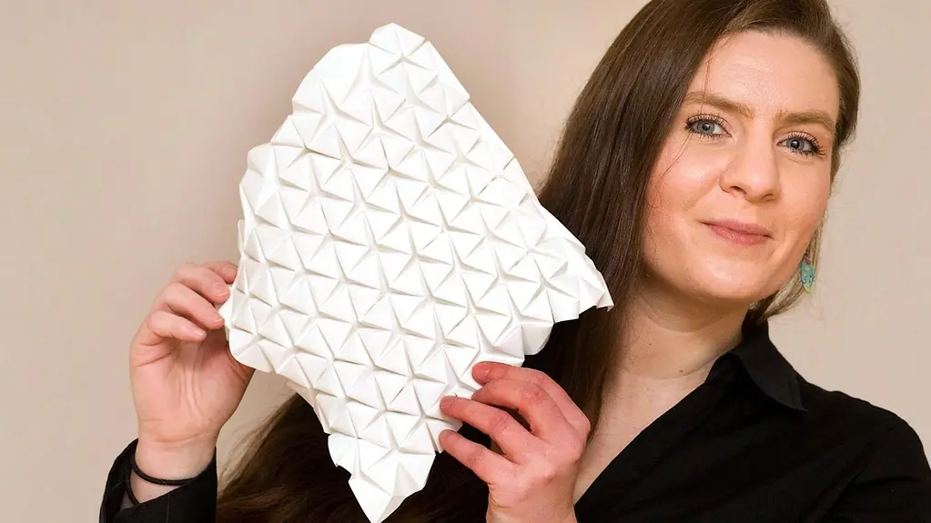 Kristina Wißling hält eine ihrer Origami-Figuren in die Kamera.