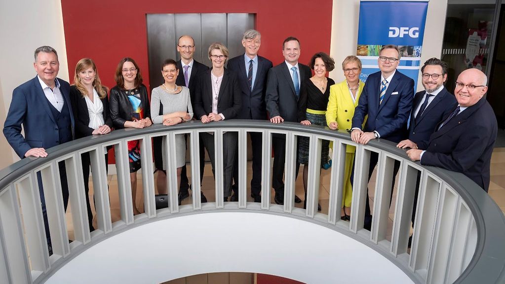 Gruppenfoto mit den Preisträgern. In der Mitte steht Bundesforschungsministerin Anja Karliczek.