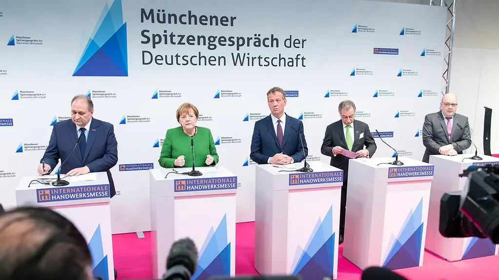 Bundeskanzlerin Angela Merkel spricht bei der Pressekonferenz zum Spitzengespräch der deutschen Wirtschaft. 