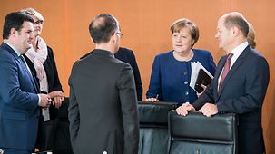 Chancellor Angela Merkel in conversation with Heiko Maas, Anja Karliczek, Hubertus Heil and Olaf Scholz