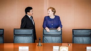 Chancellor Angela Merkel in the Cabinet room with Thongloun Sisoulith, Prime Minister of the Lao People's Democratic Republic